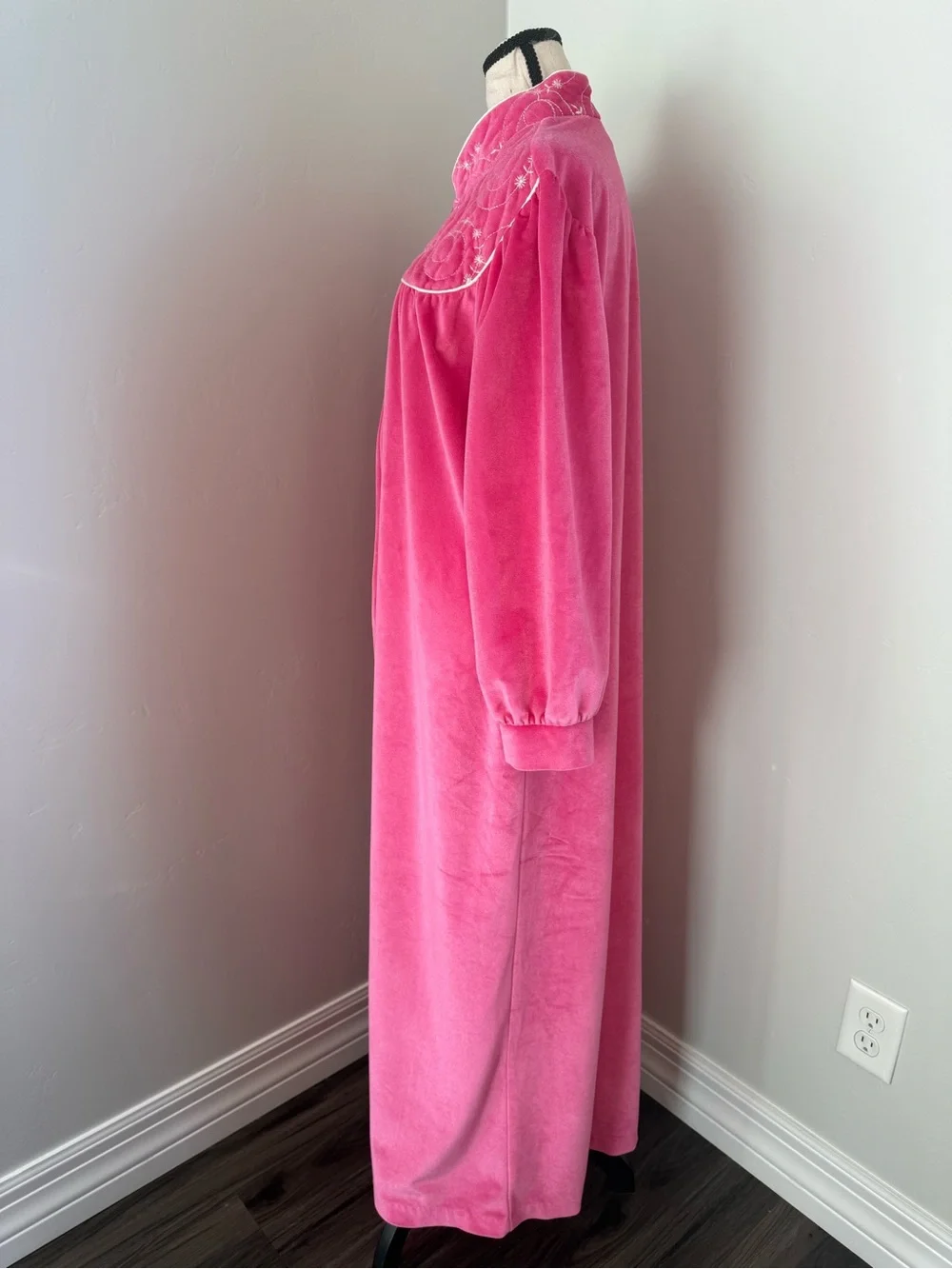 Vintage Vandemere Pink Velour Robe Housecoat Embroidered Maxi Zip Front Large